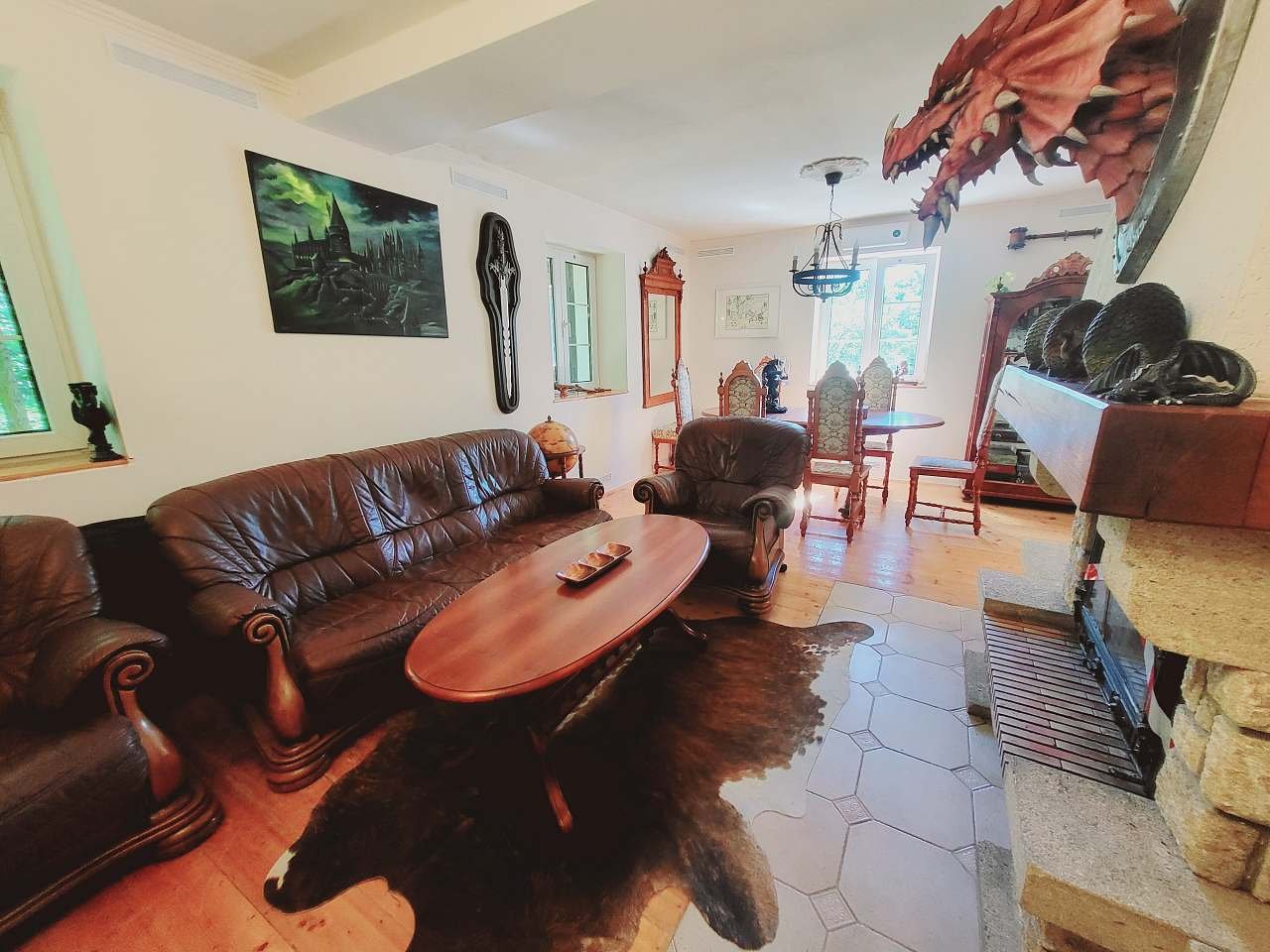 Obývací pokoj vybaven deskovými a karetními hrami