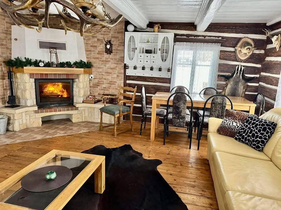 Obývací prostor s krbem