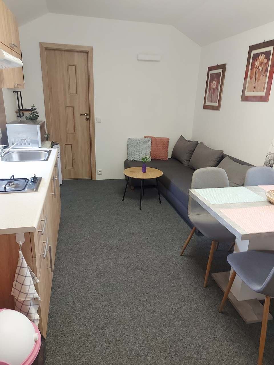 Obývák s kuchyní.