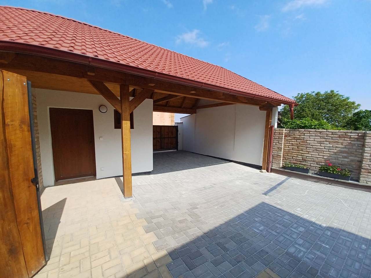 Parkování až pro 3 automobily + uzamykatelná kolárka