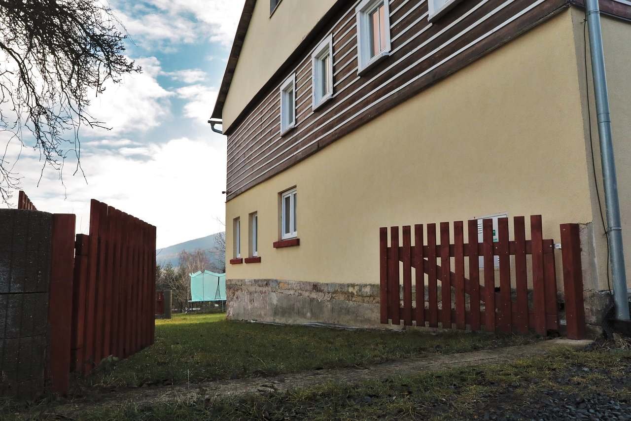 Parkováni také v zahradě.