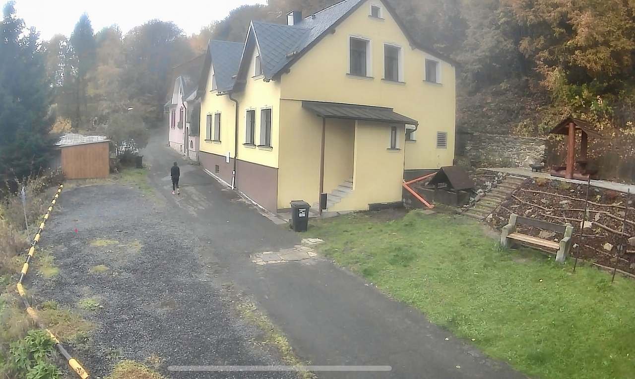 Parkoviště a posezení u chalupy