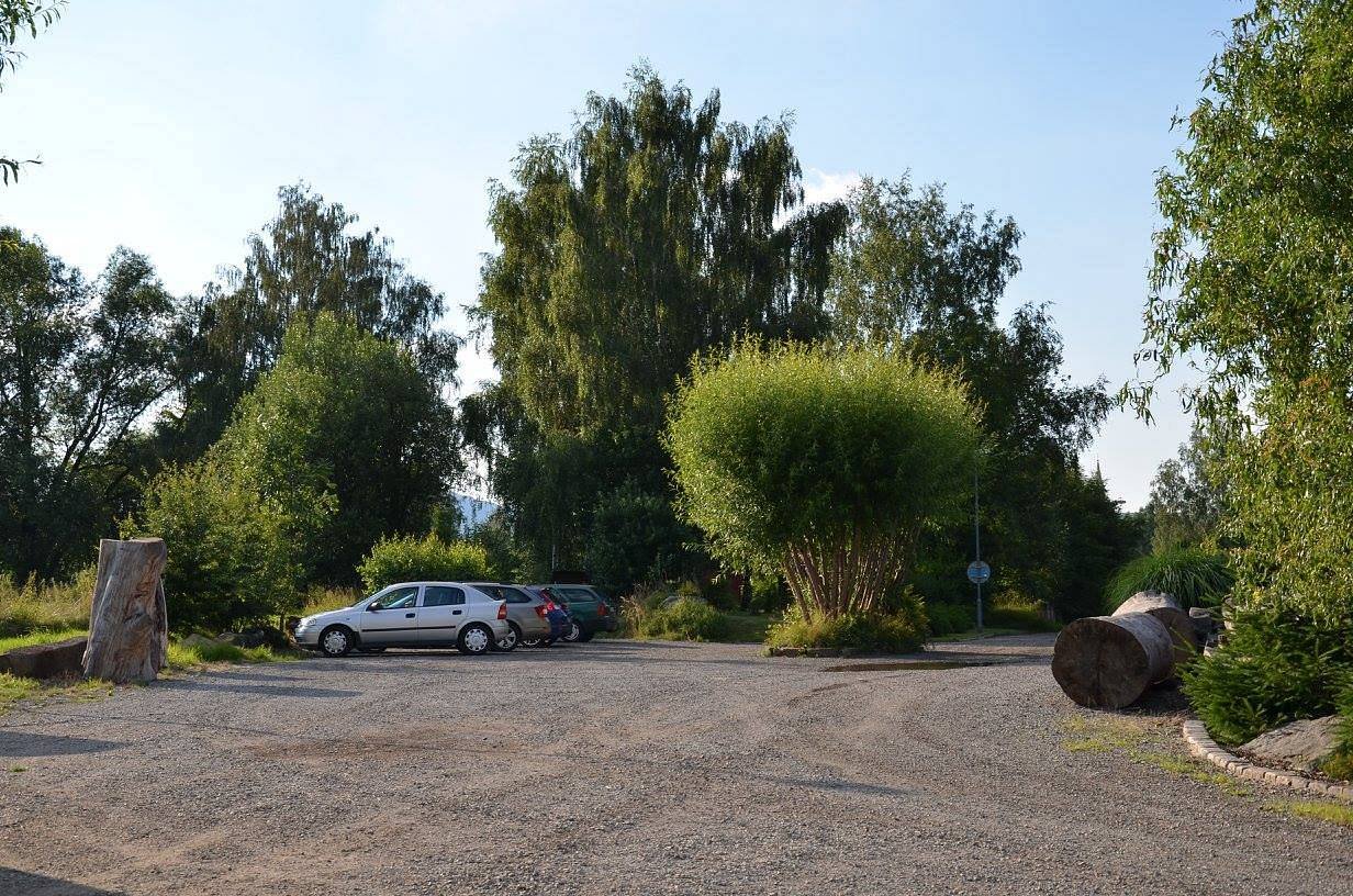 Parkoviště před Fabrikou