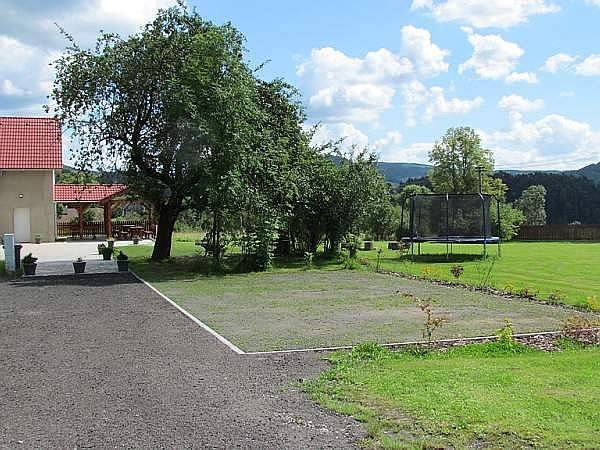 Parkoviště s příjezdovou cestou napojenou na terasu