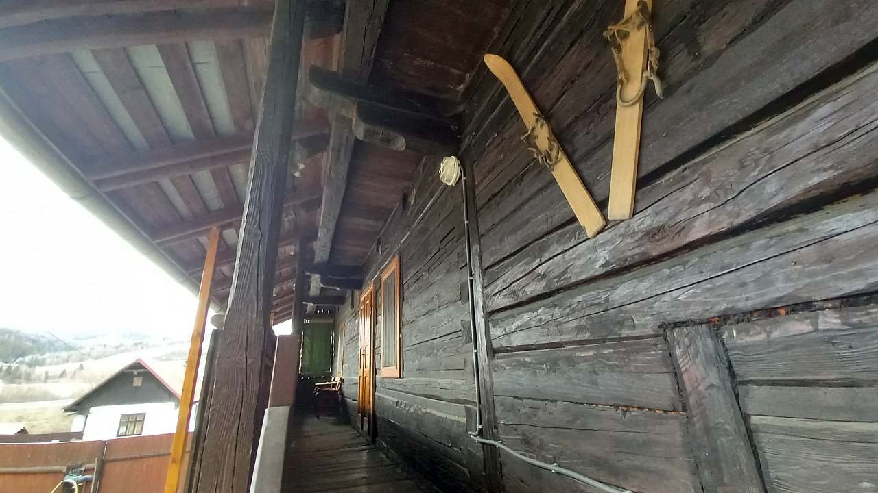 Pavlač a druhý vstup do vrchního patra (z venku)