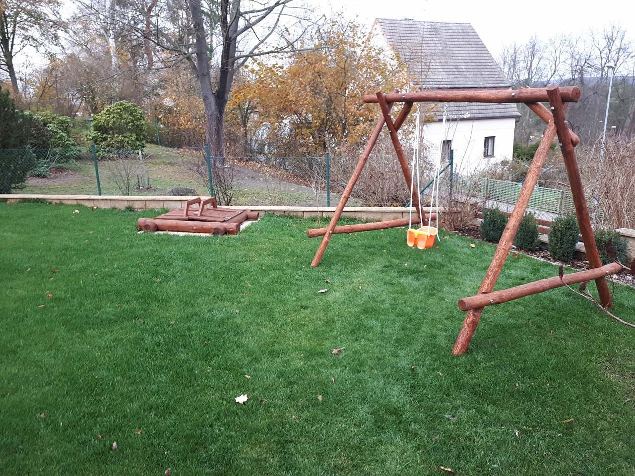 Pískoviště a houpačka