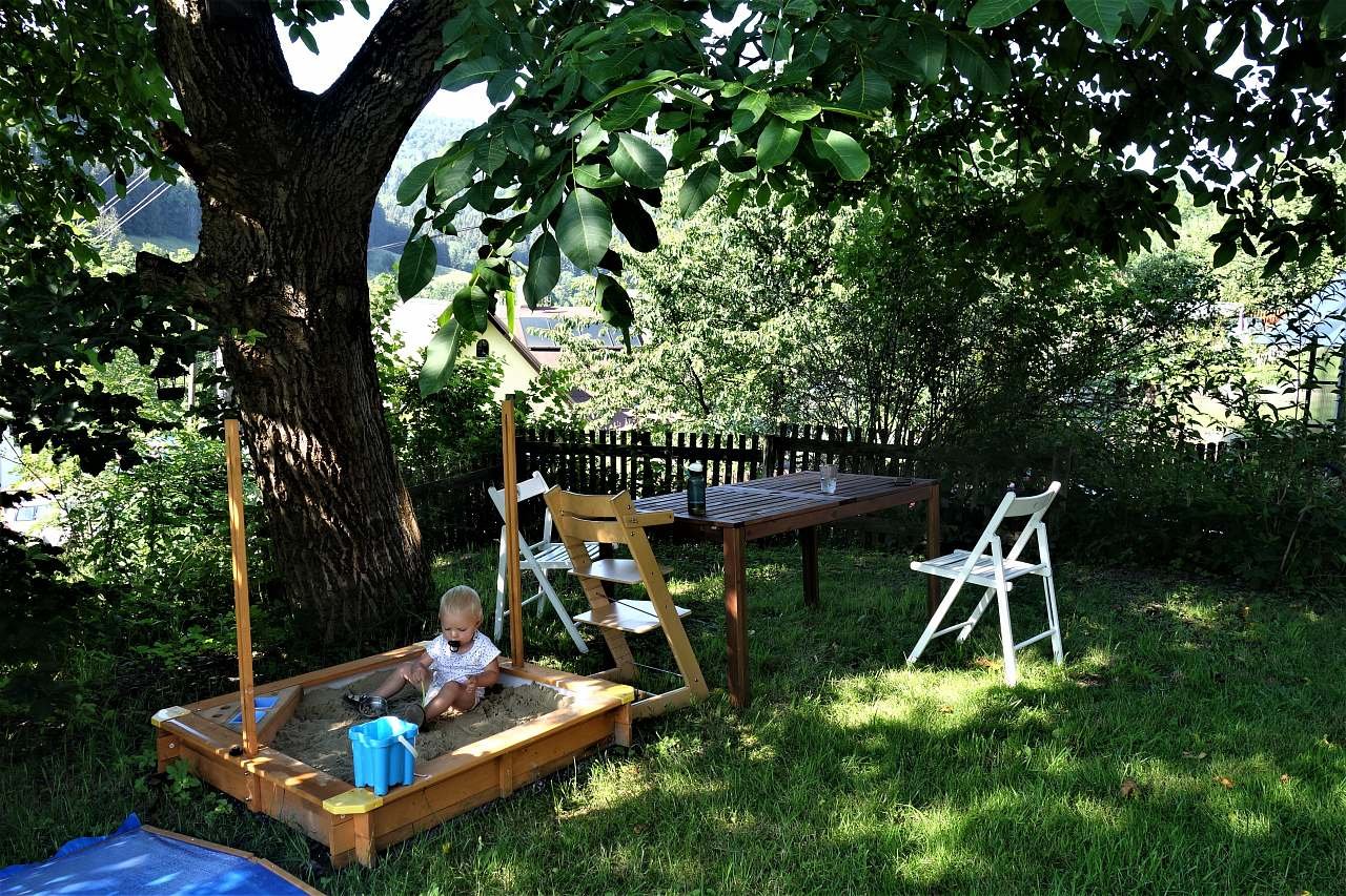 Pískoviště a posezení pod ořešákem - celý den "v chládku"