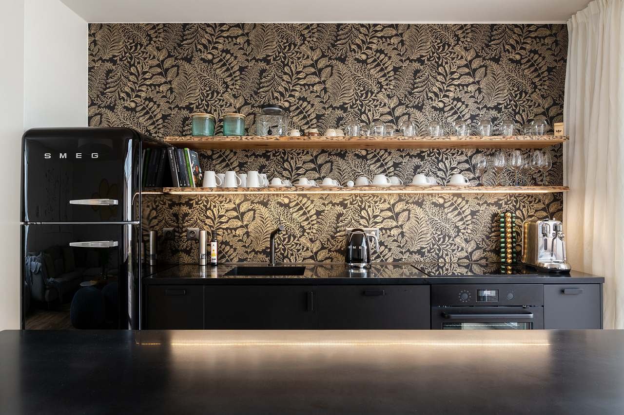 plně vybavená kuchyně s designovými spotřebiči SMEG