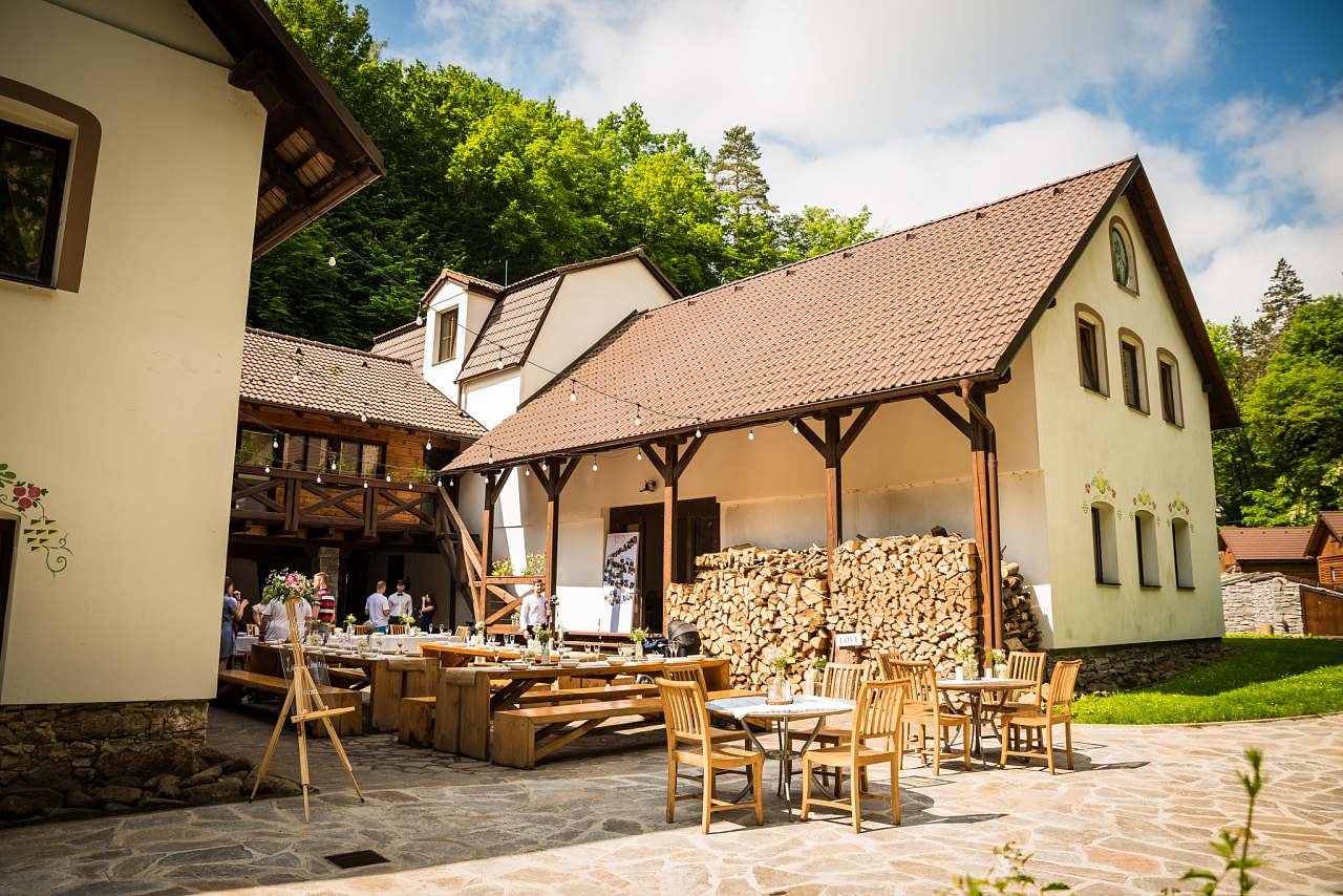 Pohled do dvora při svatbě