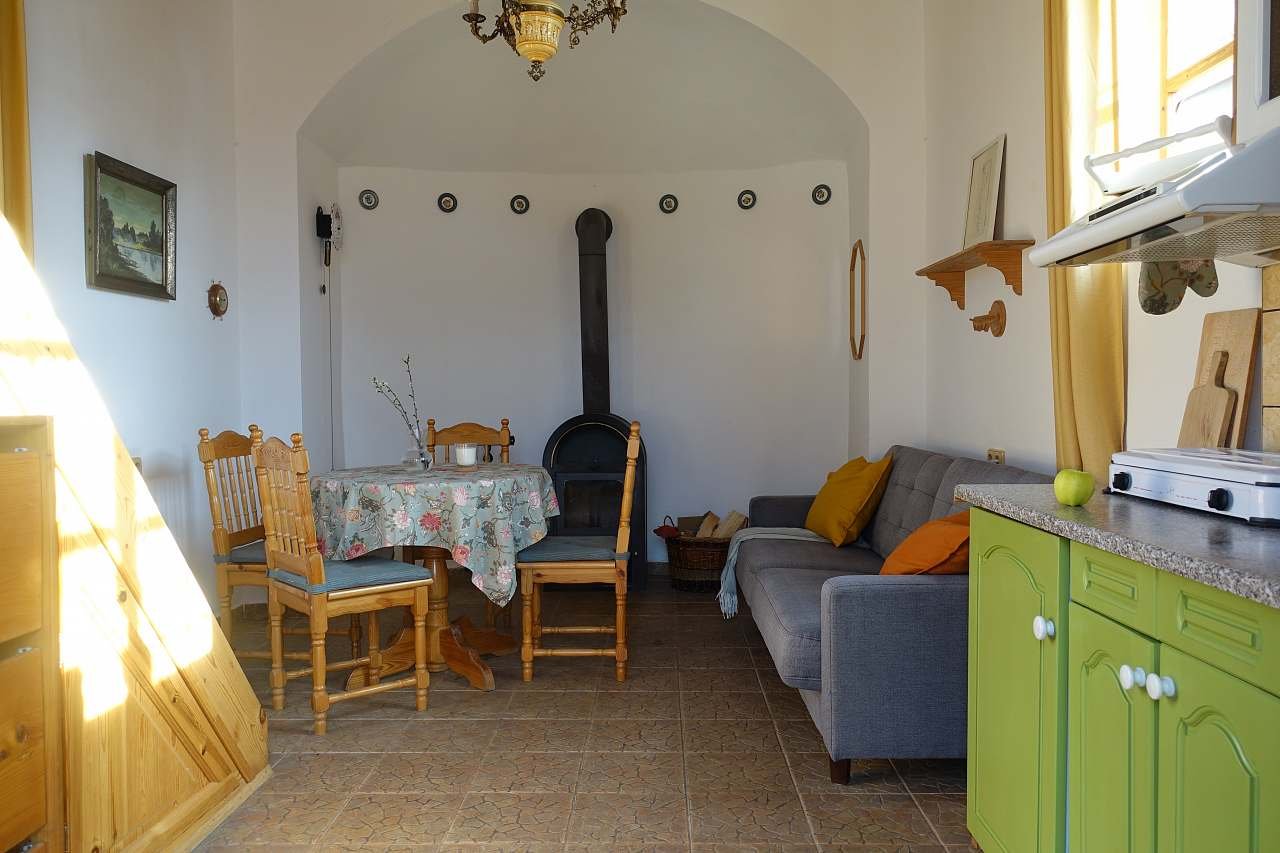 pohled do obytného prostoru od hlavních dveří