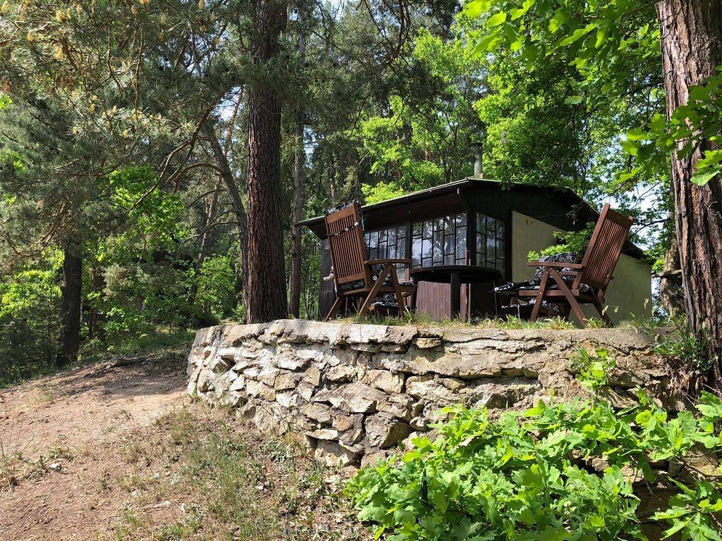 Pohled na chatu z vyhlídky