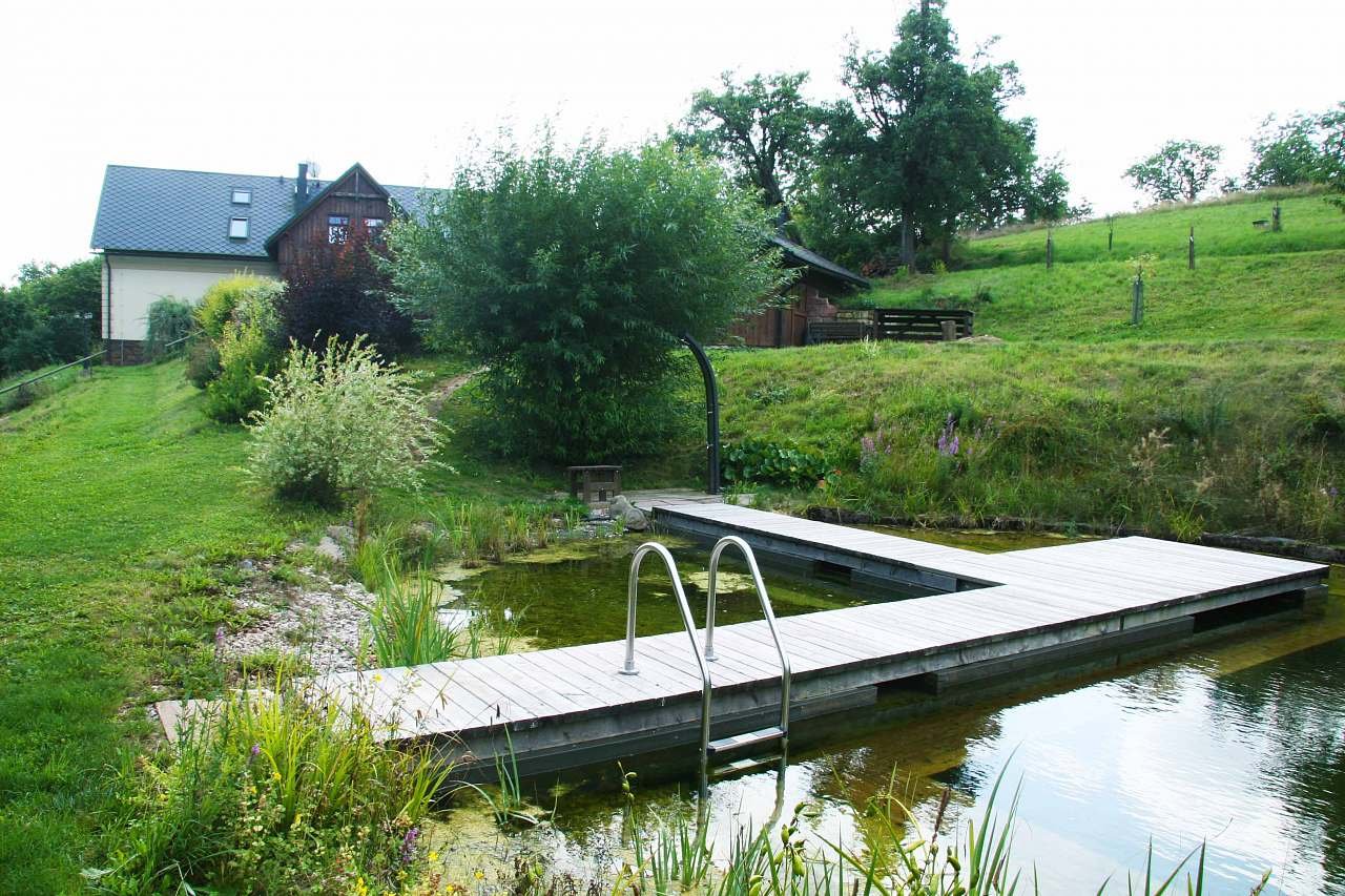 Pohled na dům od jezírka