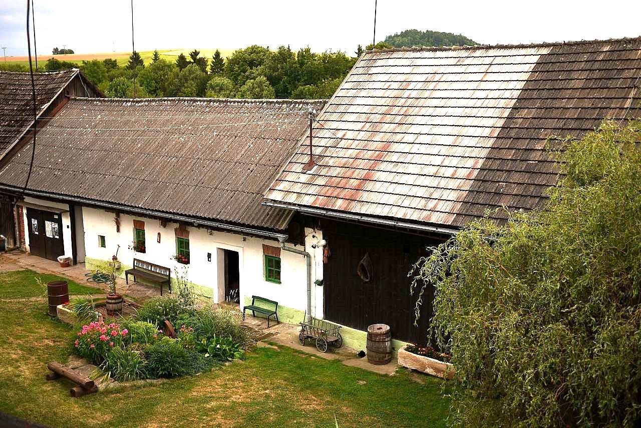 Pohled na hospodu a skanzen Mladostov