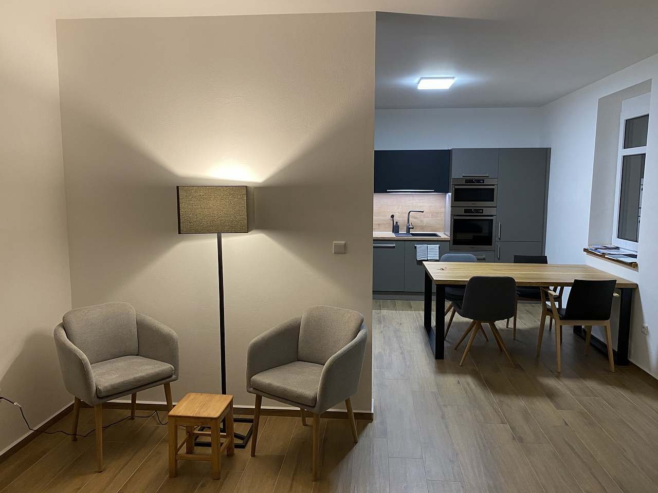 Pohled na kuchyni z obývacího pokoje