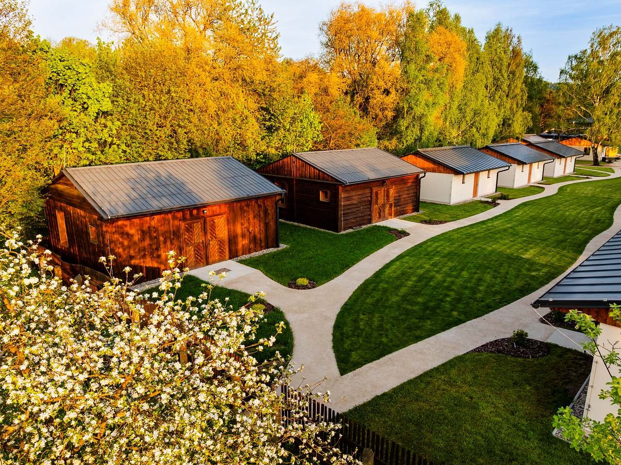 pohled na oba typy bungalovů