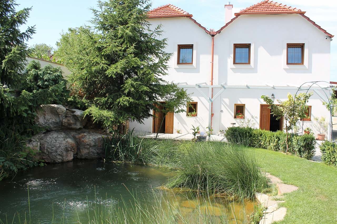 Pohled na sklípek  ve dvoře s apartmány Markéta II.