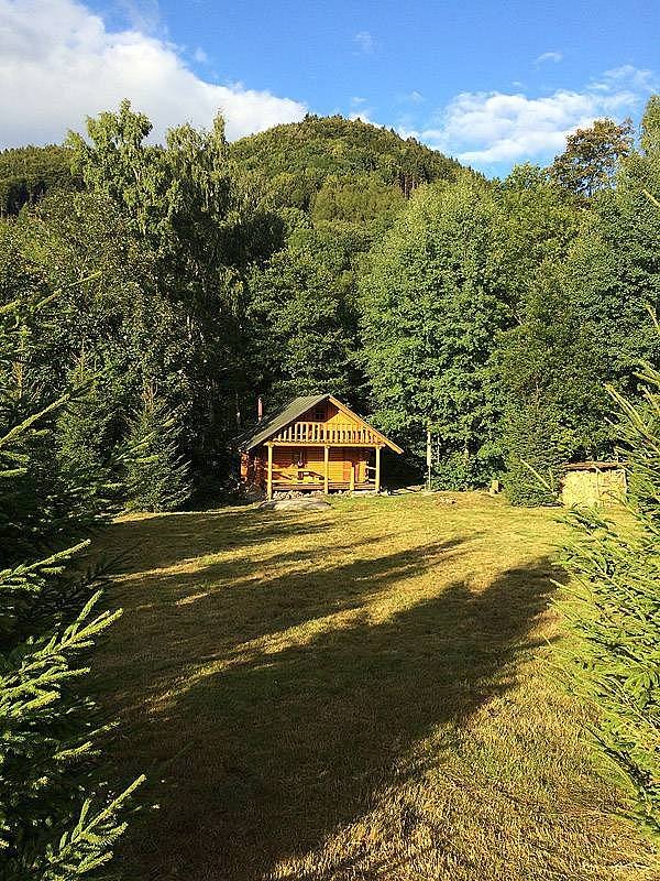 pohled od jihu - za srubem kopec "Lhotský šefel" - 693 m.