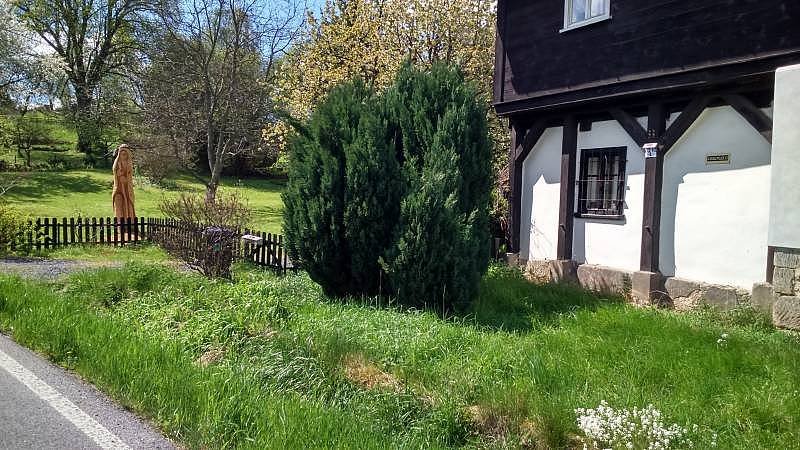 Pohled od Osečné se sochou poutníka