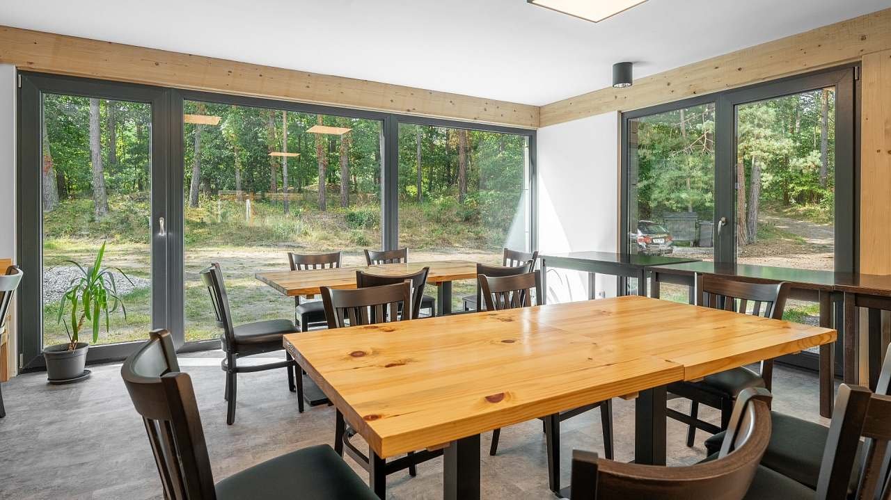 pohled z nově přistavěné části objektu na parkoviště