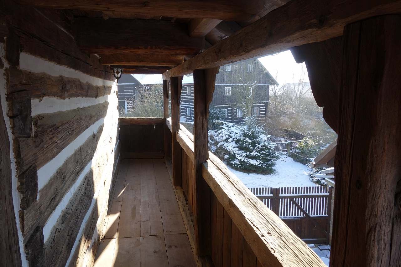 Pohled z pavlače do vesničky