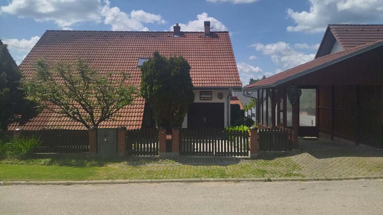 pohled z příjezdové cesty