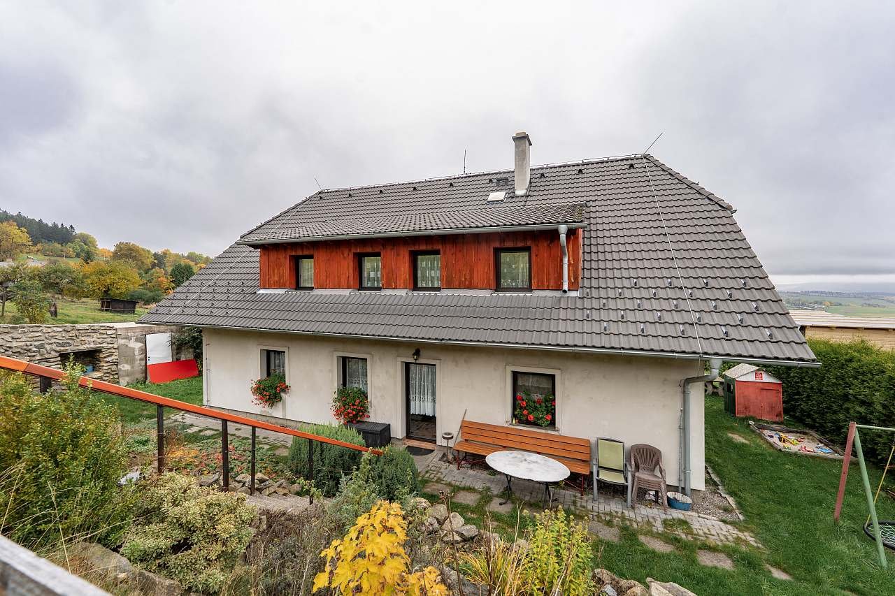 pohled z terasy na dveře z jídelny