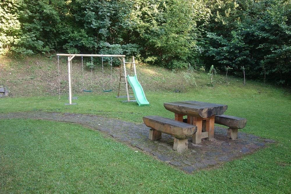 Posezení a dětské hřiště