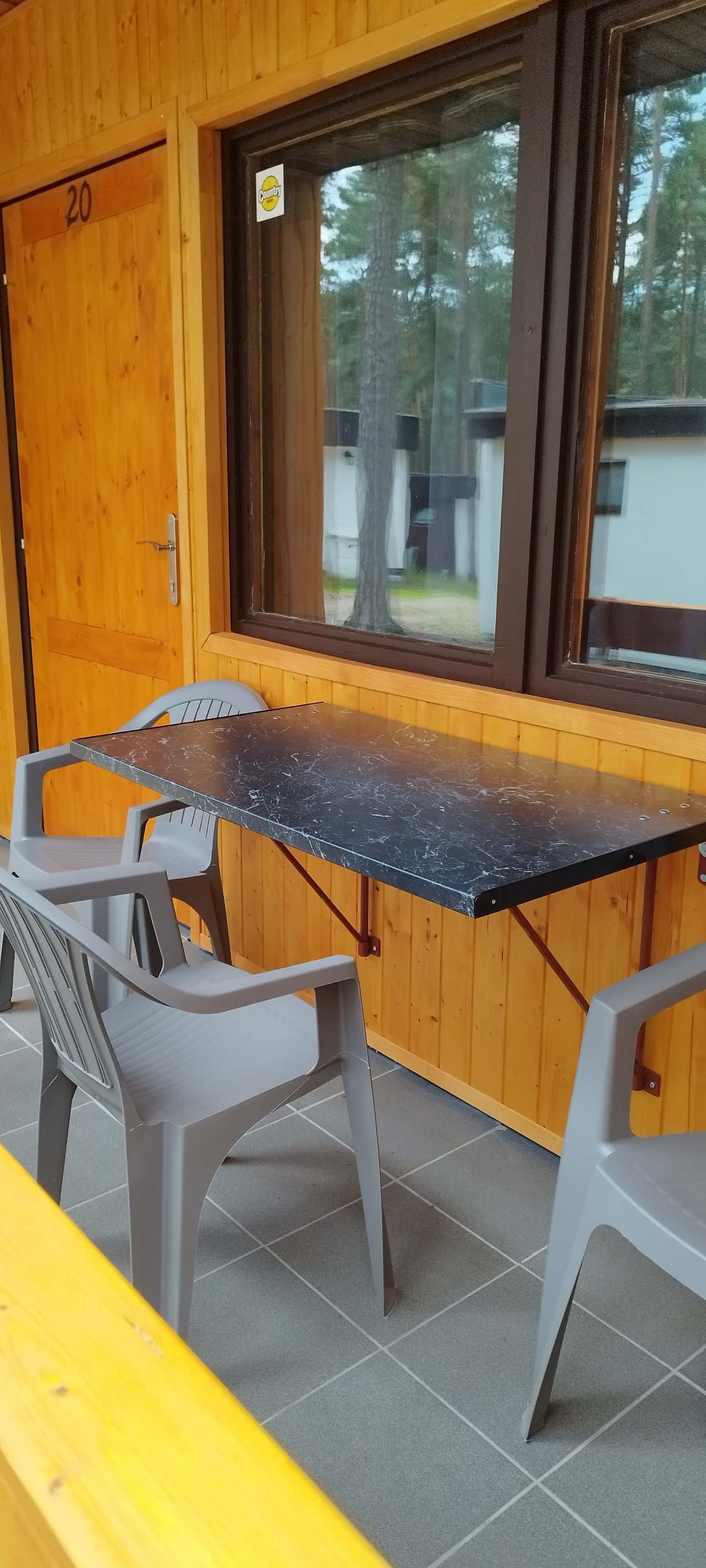 posezení na terásce chatky č.20