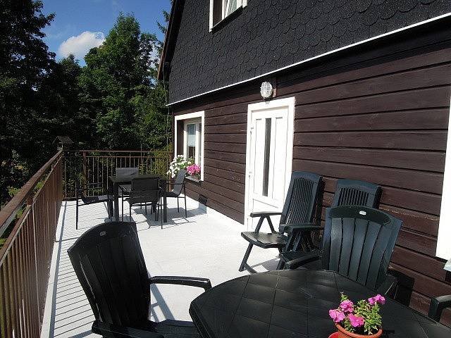 posezení na terase s výhledem na Ještěd