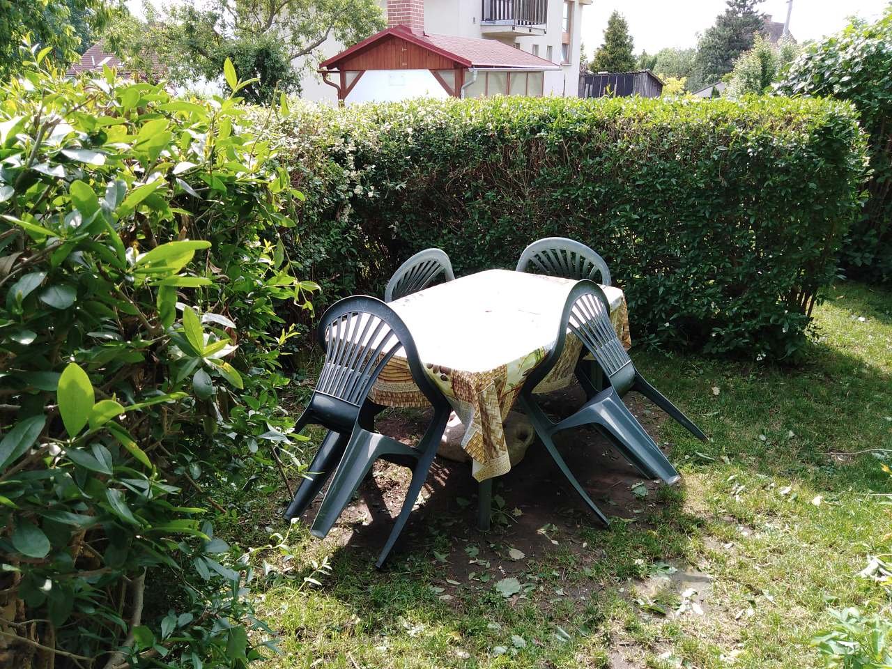 posezení před chaloupkou