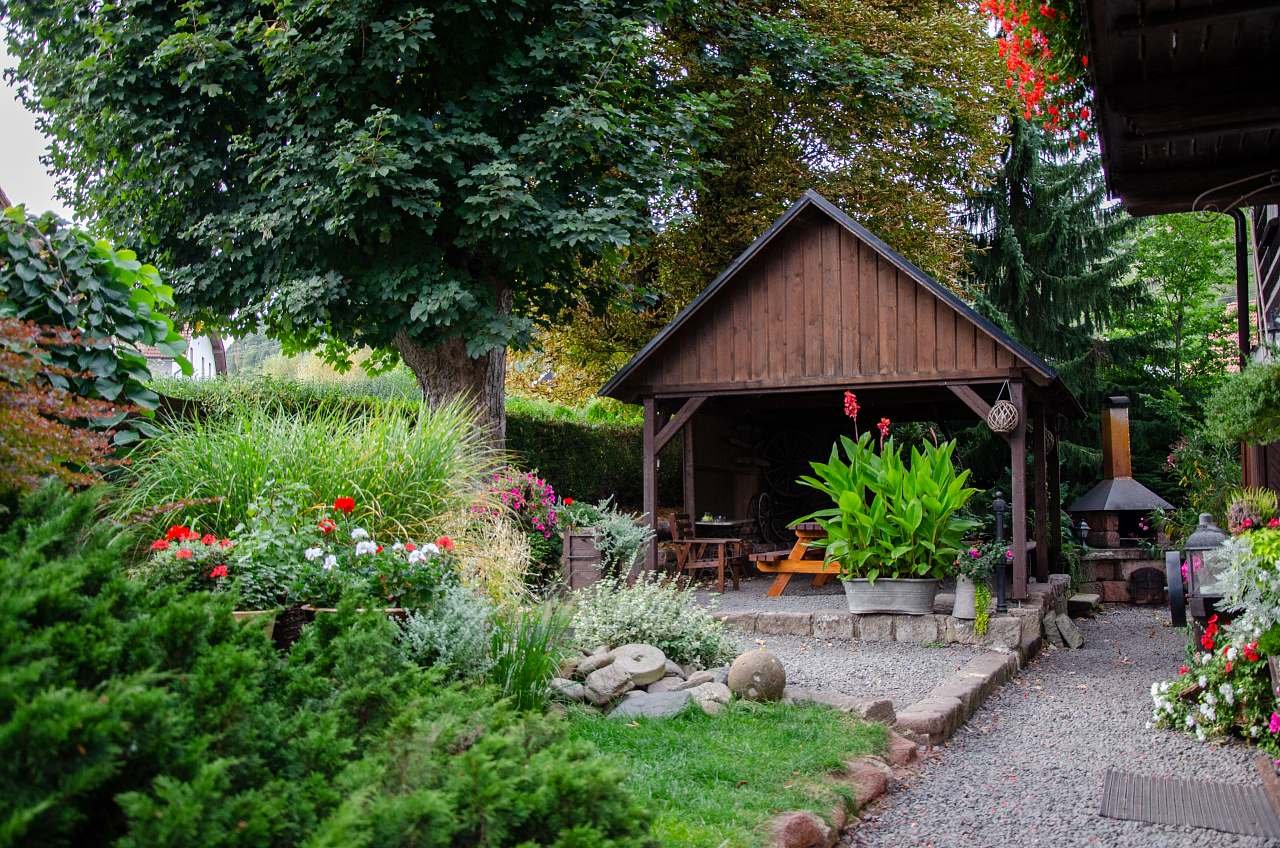 Posezení před chalupou s grilem na dřevěné uhlí.