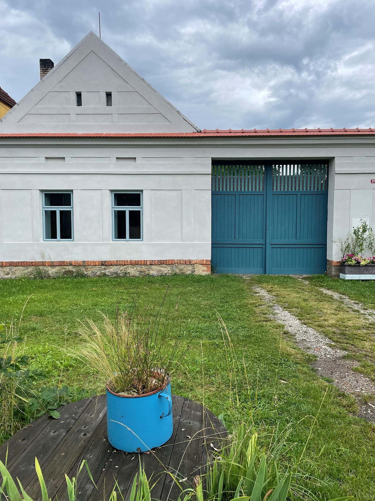 Před statkem - parkování pro až čtyři auta