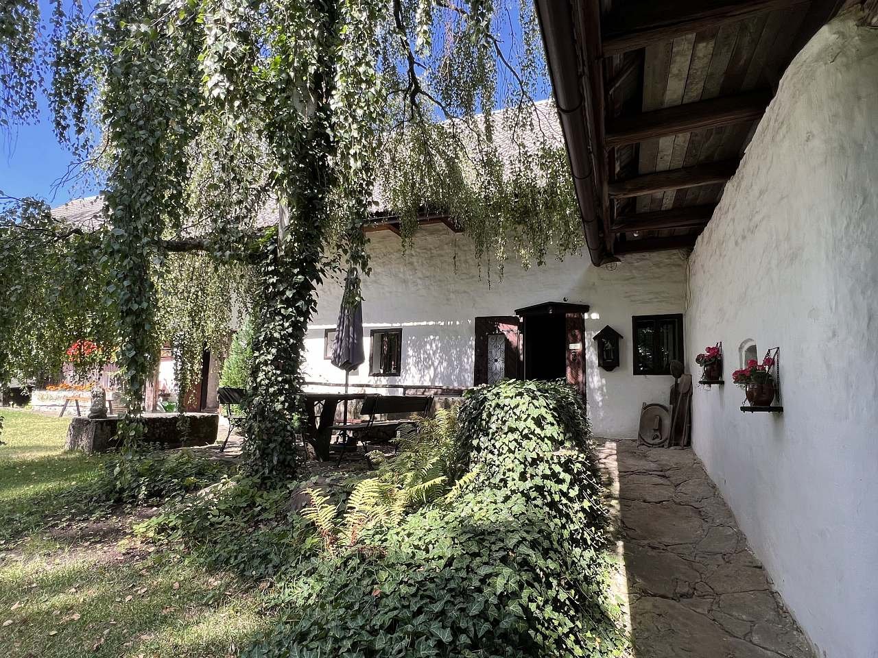 Příchod do chalupy ze dvora