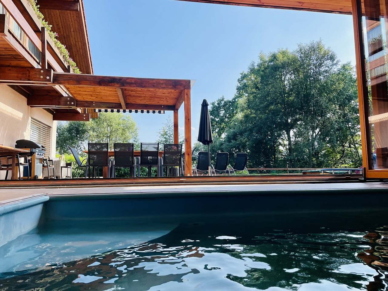 Propojení wellness s venkovním posezením