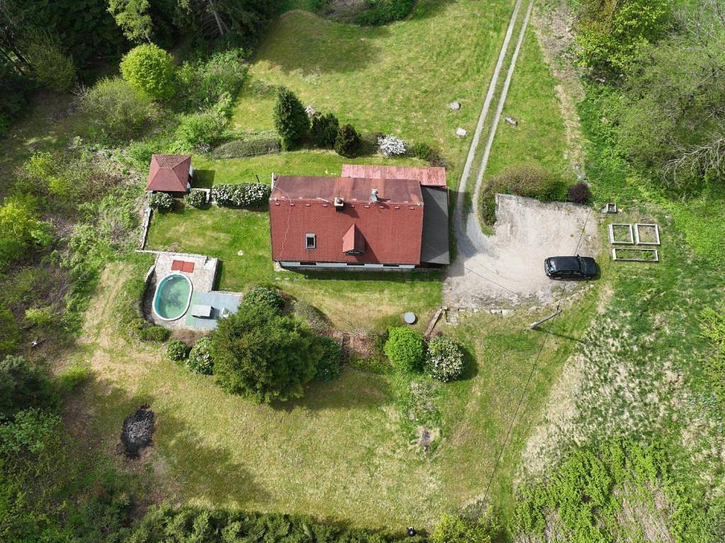 ptačí prespektiva na chalupu