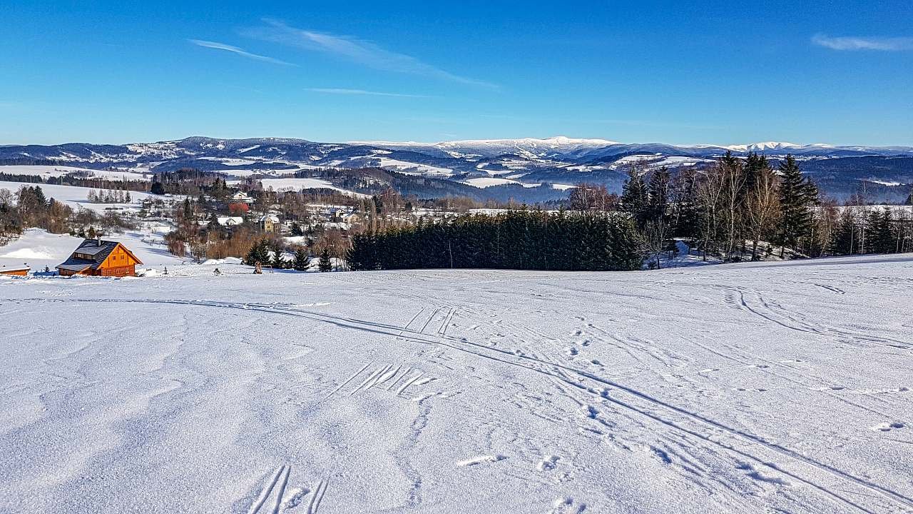 Roubenka čp 145 na rozlehlém pozemku, lyžování na louce náležící k roubence
