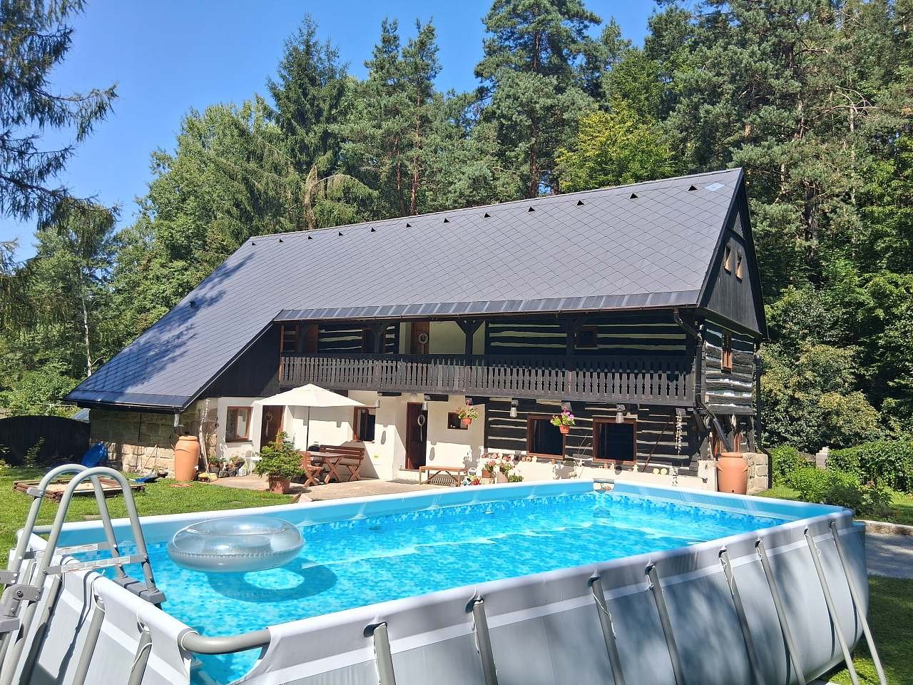 roubenka pod skálou