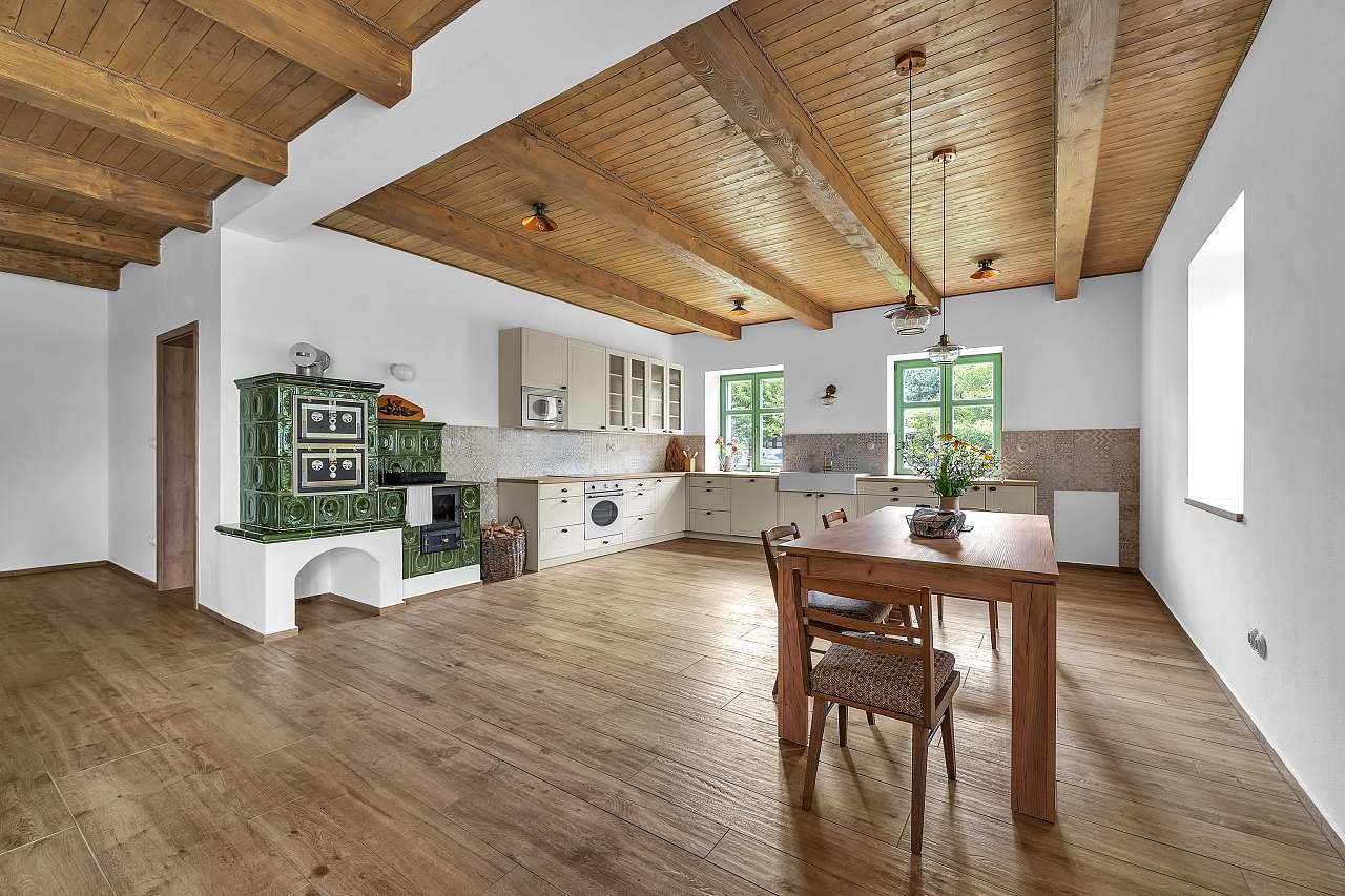 Rychtářka kuchyň + jídelna