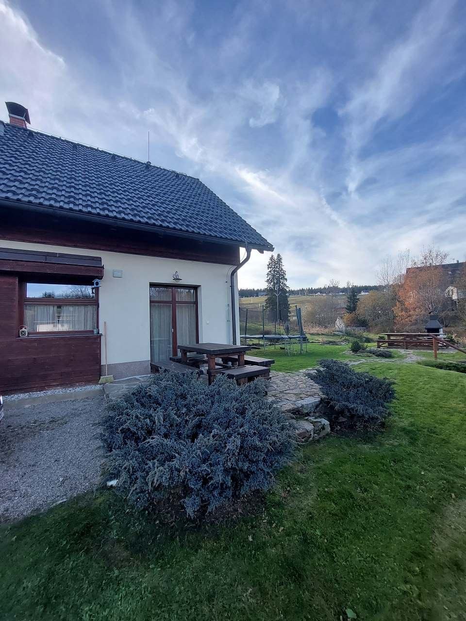 Sezení na terase u domu