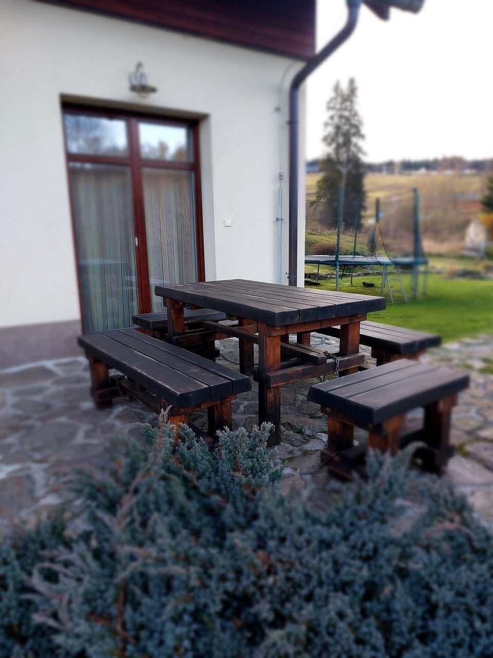 Sezení na terase u domu