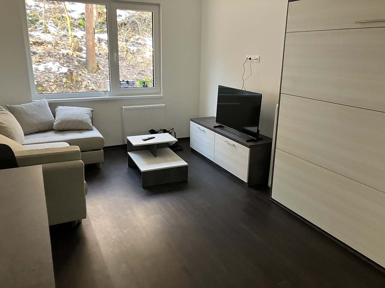 Složená postel i gauč.