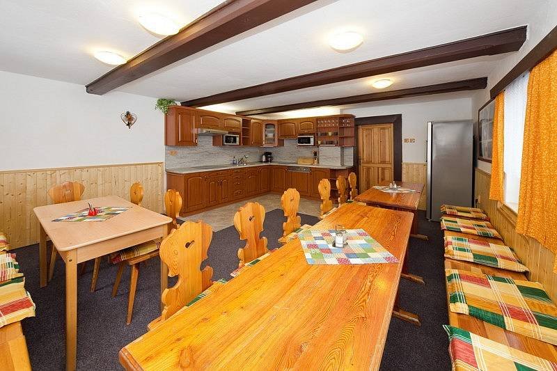 Společenská místnost pro 20 lidí s kuchyní