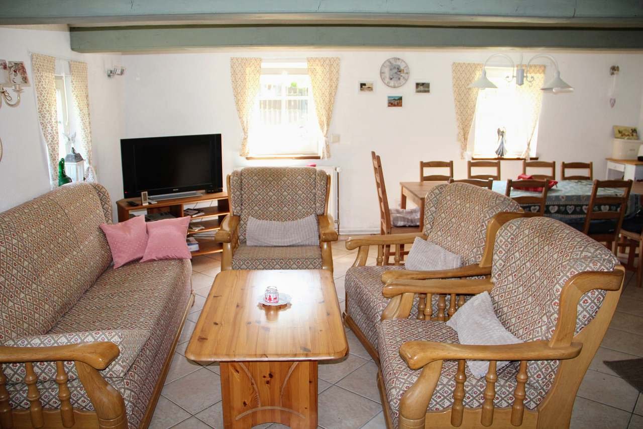 Společenská místnost s kuchyňským koutem