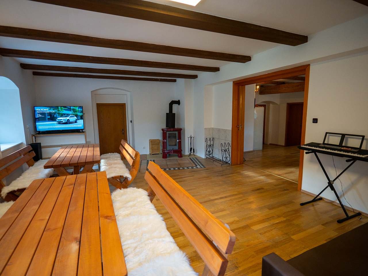 Společenská místnost s TV a kamny - pohled na kachlová kamna