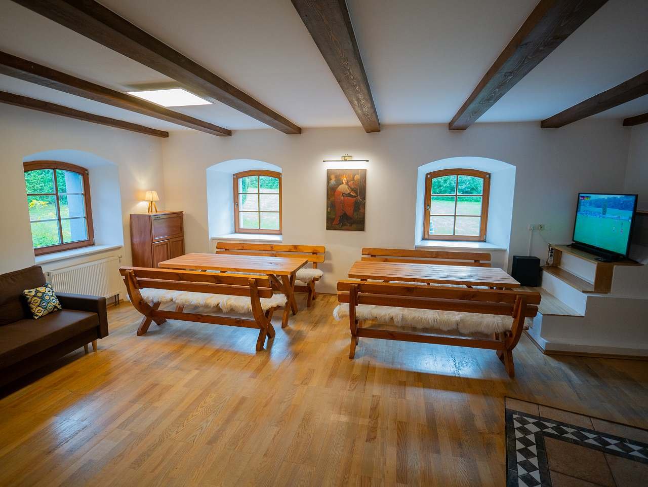 Společenská místnost s TV a kamny - posezení pro 20 lidí