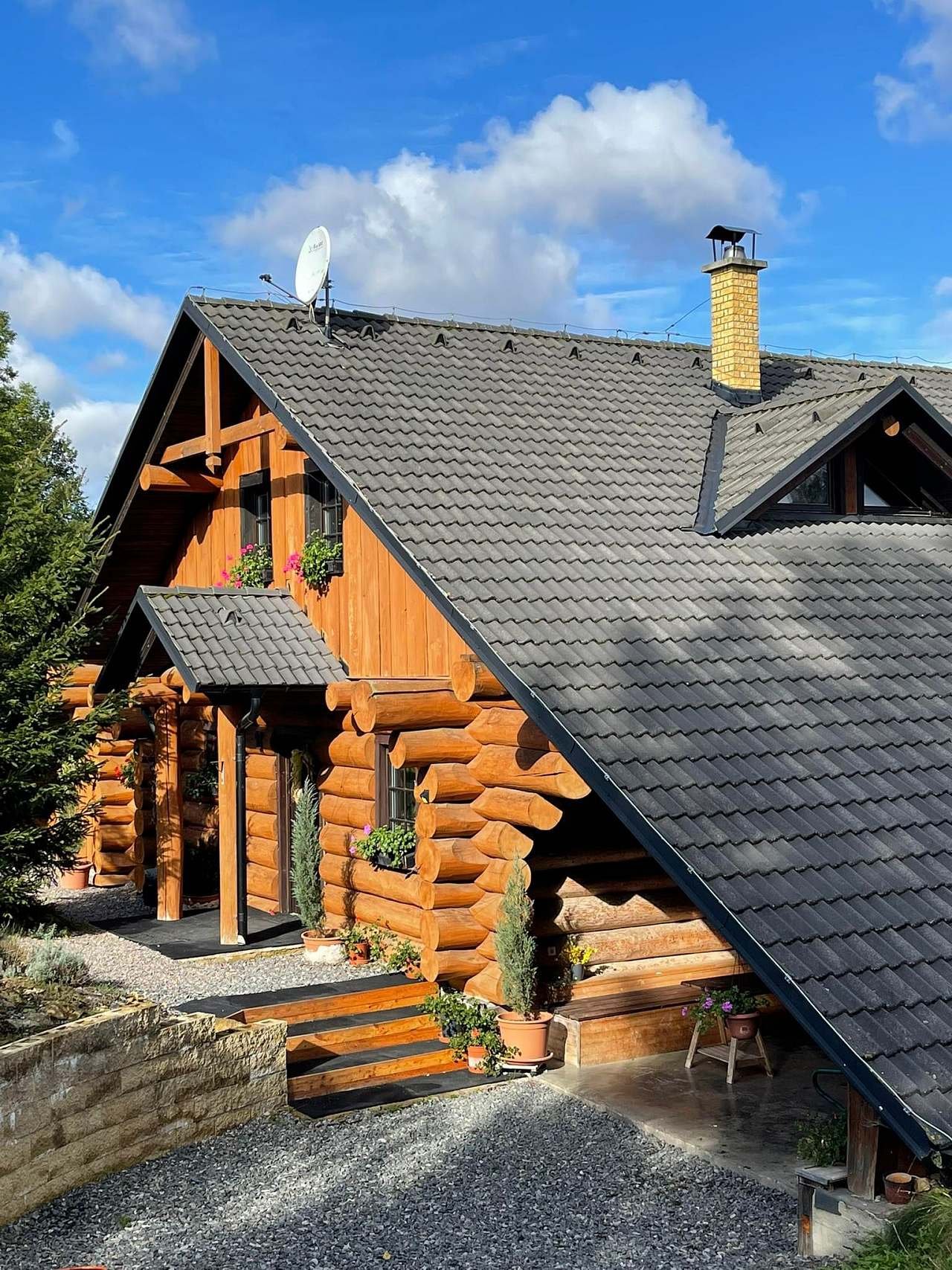 Srub z příjezdové cesty