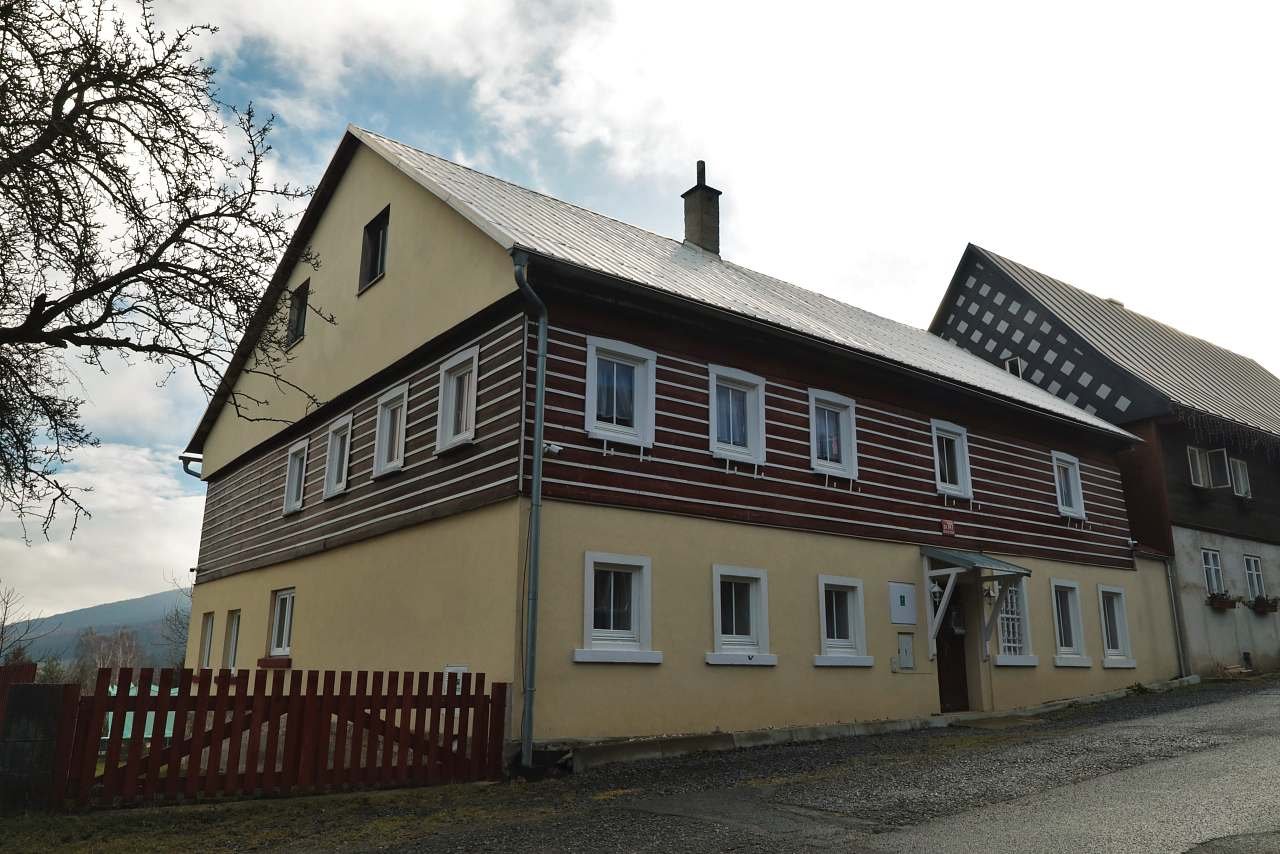 Stáni před chalupou.