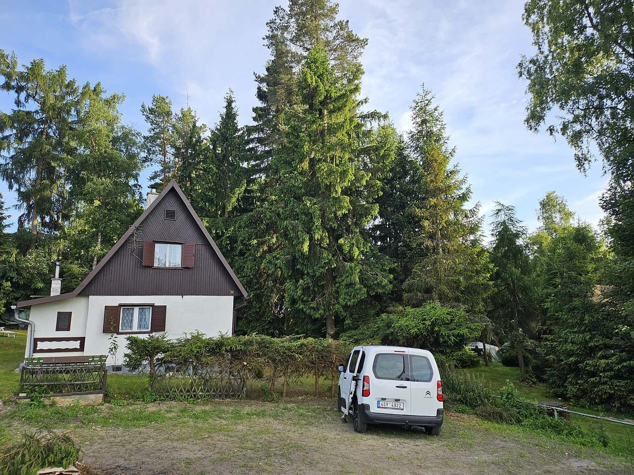 Stání před chatou (i karavan )