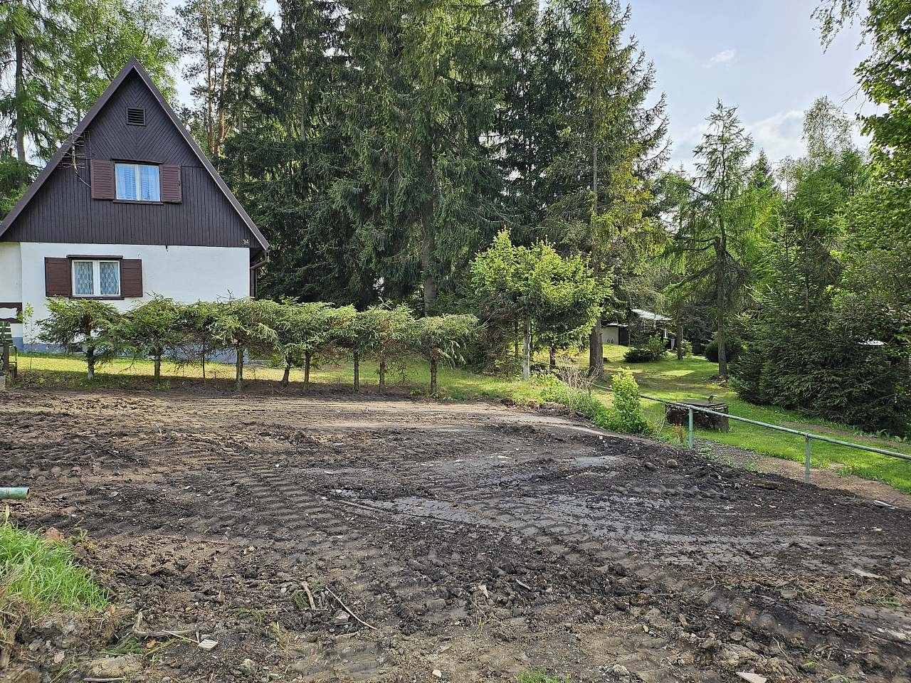 Stání před chatou (i karavan )