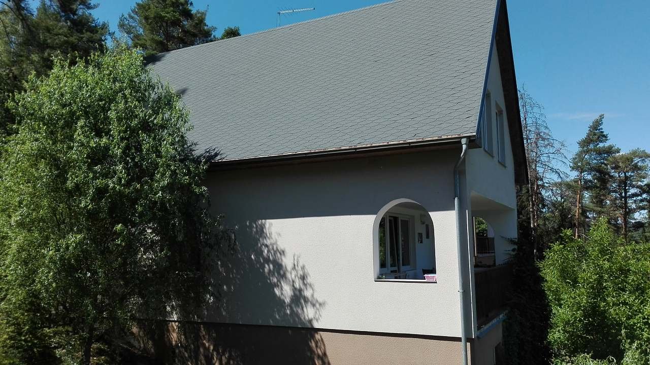 Strana s výhledem na Orlickou přehradu